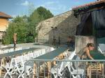 installation des tables pour le dîner avant le spectacle
