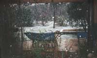 vue du patio, la neige tombe encore.